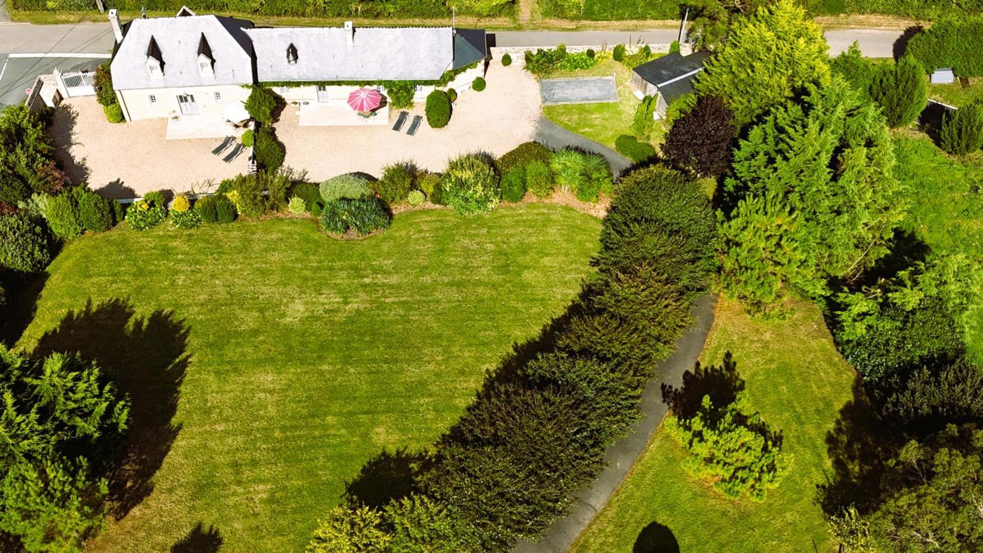 Le Domaine Des Roseraies